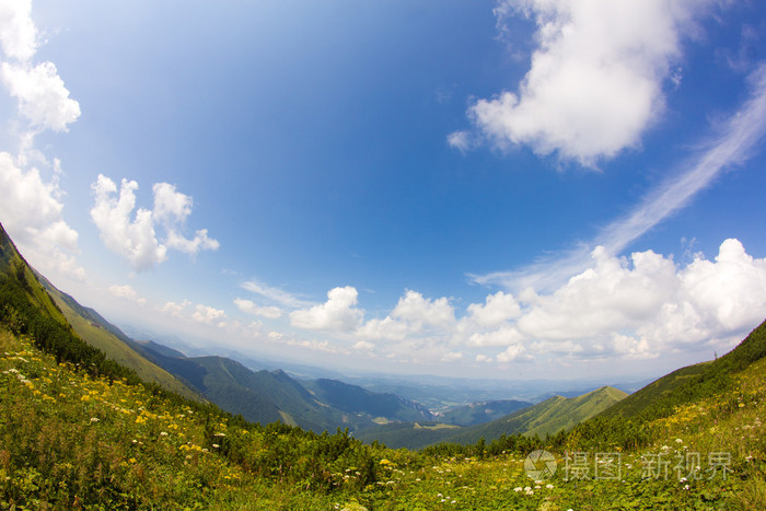 美丽夏天春季低山丘陵草地