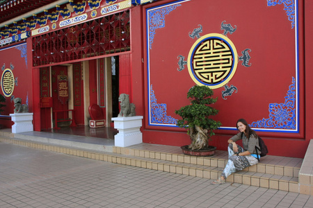 中国佛教寺庙，斯里巴加湾，文莱，东南亚的台阶上休息的旅游