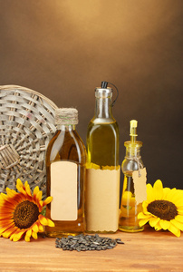 在瓶 向日葵和种子，棕色背景上的木桌上油