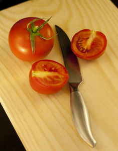 新鲜番茄和刀