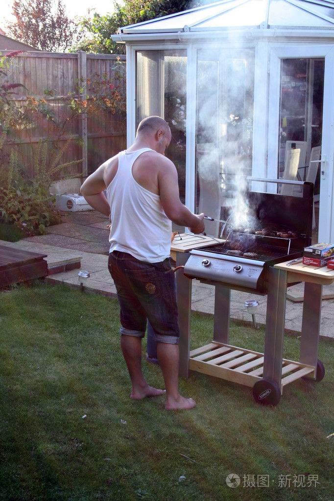 在烧烤烹饪的男人
