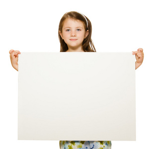漂亮的小女孩，持空白标志与孤立在白色背景上的文字的余地的肖像