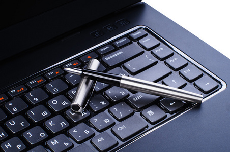 笔记本电脑键盘上的钢笔