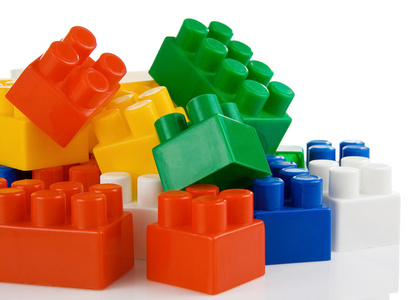 多彩塑胶玩具砖上白色隔离