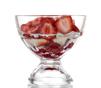 混合的水果和浆果在玻璃上白色隔离