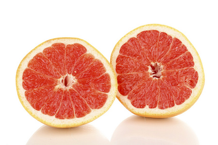 两个半成熟葡萄柚上白色隔离