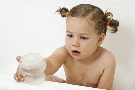 洗澡的小女孩图片