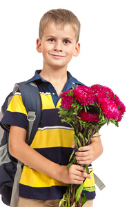 小学生拿着花。回学校