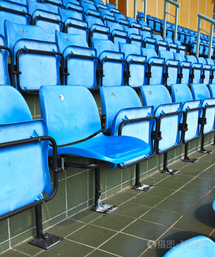 在体育场的塑料座椅