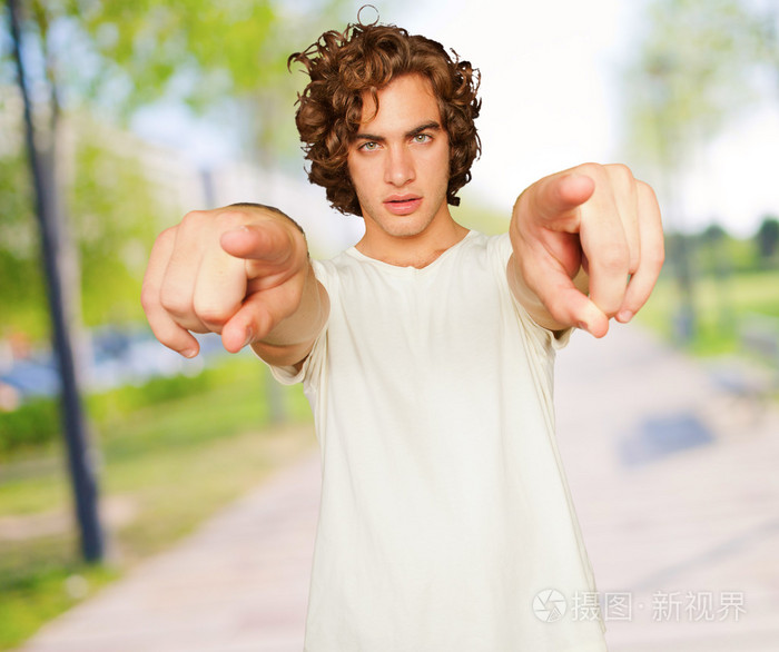 年轻人用手指点的肖像