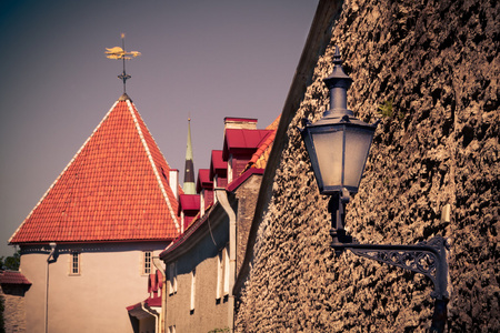 墙灯笼在古老的小镇图片