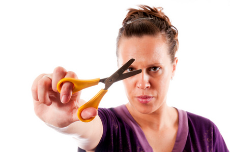 女人用剪刀