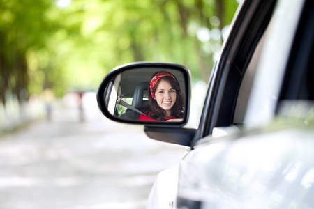 微笑的女人开车