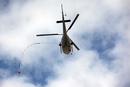 救援直升机在蓝蓝的天空云层移动