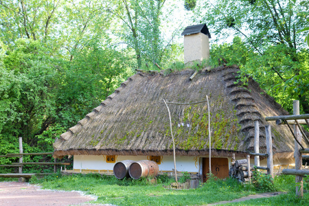 古代农村小酒馆与木制桶图片