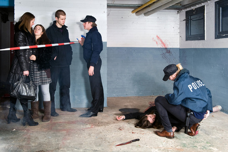 跪地下凶案现场照片