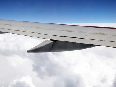 喷气式飞机的机翼和云的鸟瞰图
