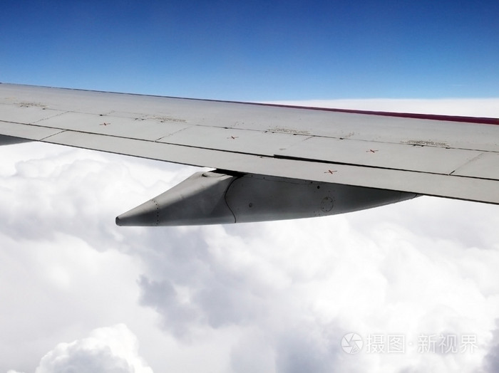 喷气式飞机的机翼和云的鸟瞰图