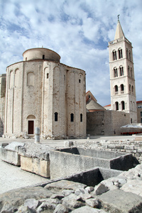 罗马论坛和教会在扎达尔，克罗地亚的中心