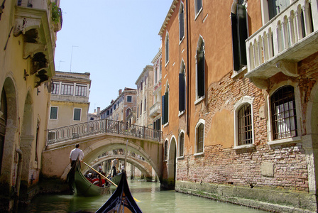 吊船在意大利威尼斯运河上