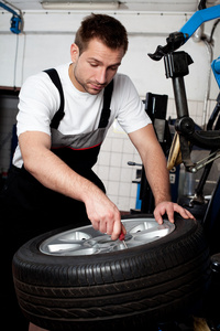机修工修理轮胎在汽车服务