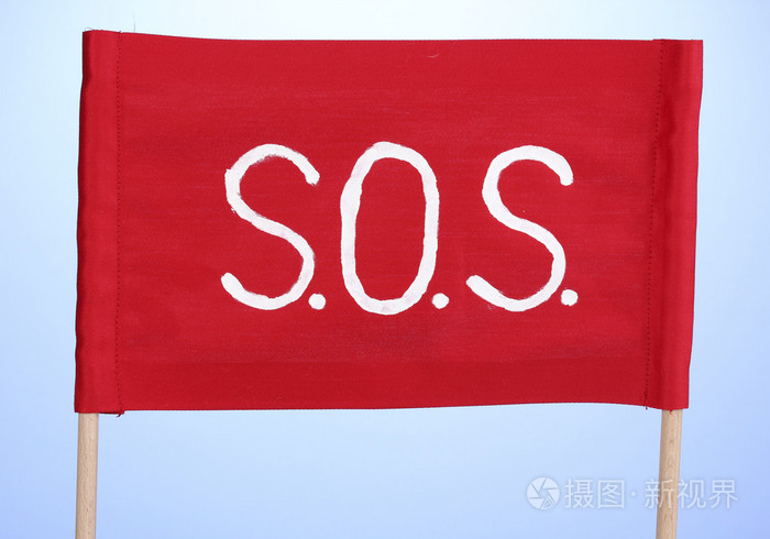 蓝色背景上的红布上写的sos信号