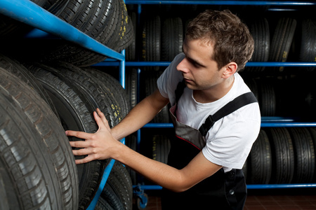 汽车机修工汽车服务中选择轮胎