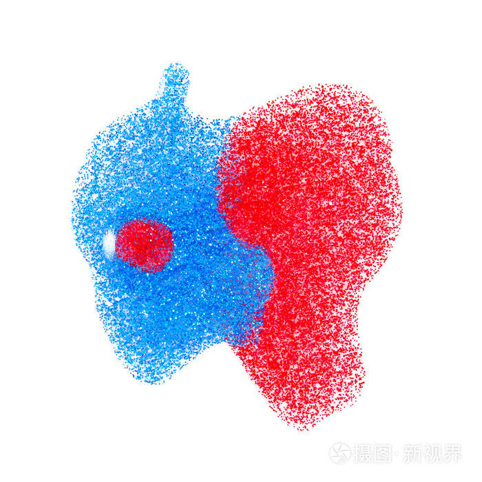 在白色背景红色和蓝色波光粼粼的指甲油在白色背景上的红色和蓝色波光