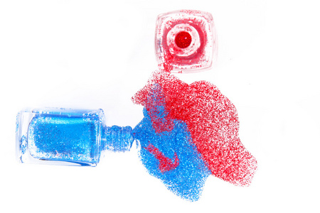 在白色背景红色和蓝色波光粼粼的指甲油在白色背景上的红色和蓝色波光粼粼指甲油