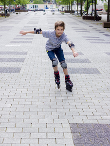 拍摄的微笑滑动 rollerskater 在保护套件