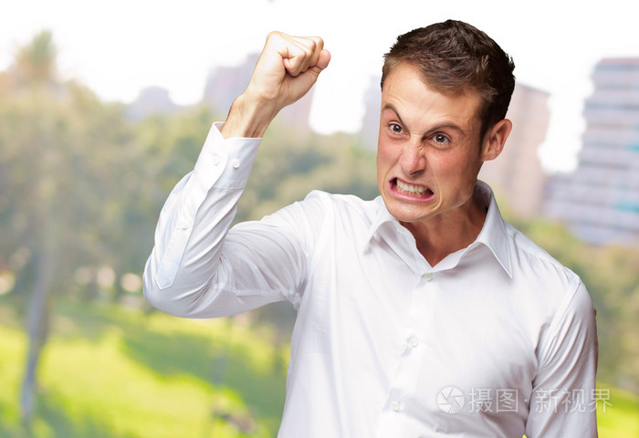 愤怒的年轻人握紧拳头的肖像