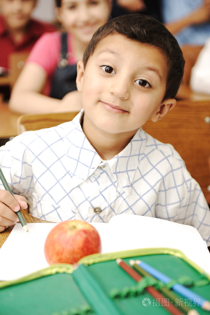 阿拉伯文孩子在学校, 教室