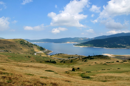 山下湖和草地