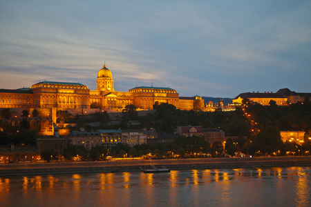布达佩斯城市景观在黎明
