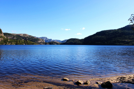 湖 岸和山