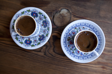 在木桌上的杯子奉上传统的土耳其咖啡