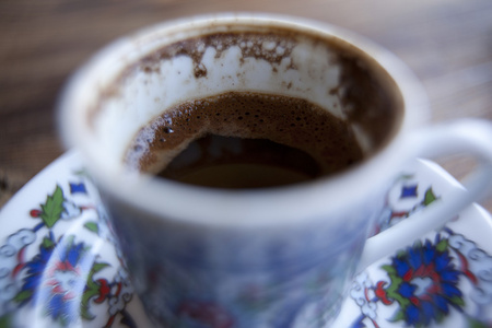 传统土耳其咖啡送达在木桌上的杯子