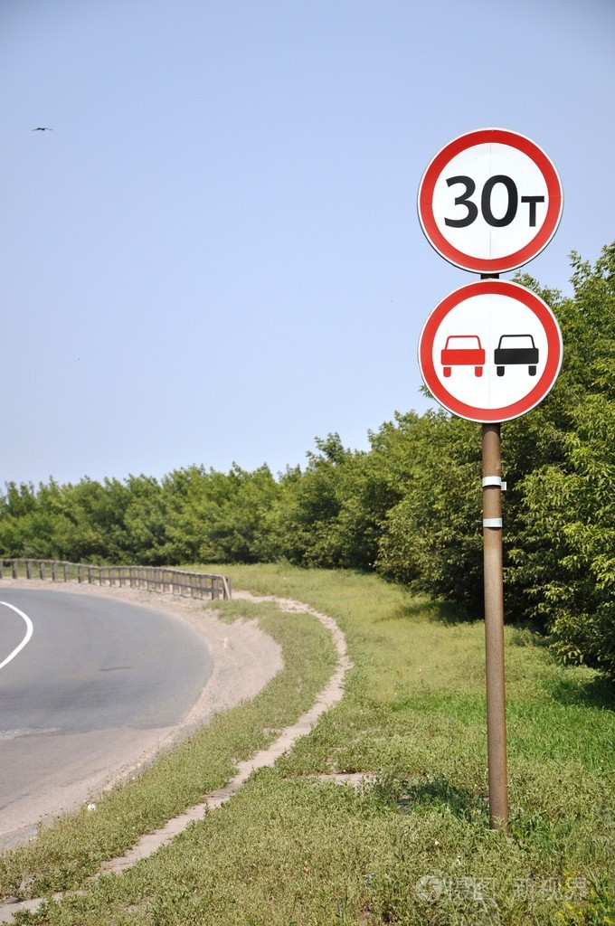 在拐角处的道路标志