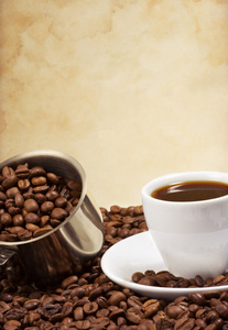 杯咖啡和咖啡豆用锅