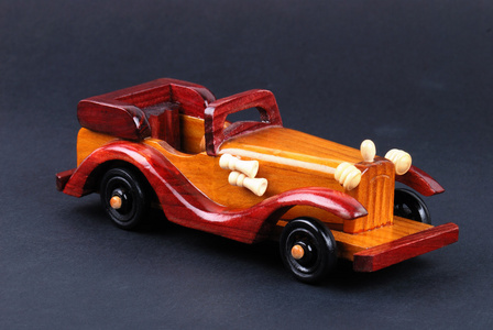 一辆由木头制成的玩具车