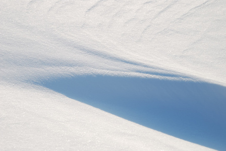 从明亮擦过雪的背景