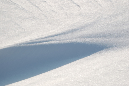 从明亮擦过雪的背景