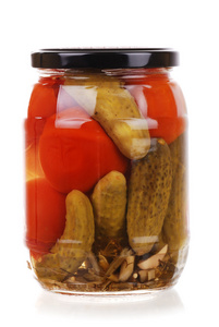 透明玻璃罐的多彩腌制蔬菜