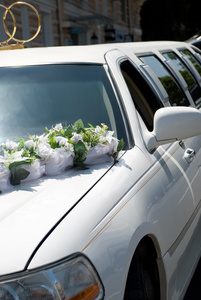 白色婚礼豪华轿车用鲜花