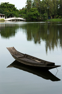 小船在湖中