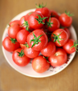 一堆新鲜的西红柿上板的滴露的特写