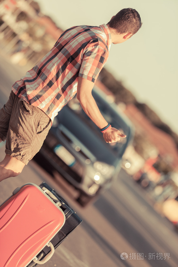 搭便车的年轻人