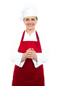 微笑岁厨师站在红色制服
