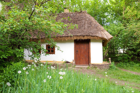 用稻草屋顶的老黏土房子。