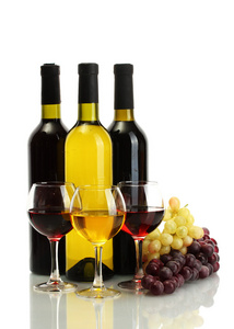 瓶和酒和成熟的葡萄在白色孤立的眼镜